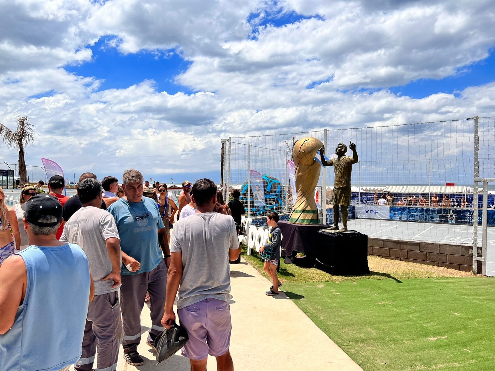La estatua de Lionel Messi está en Mar del Plata