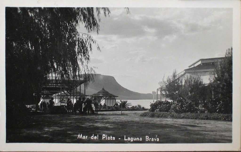 Laguna La Brava con sus glorietas y su casa de te en 1939.