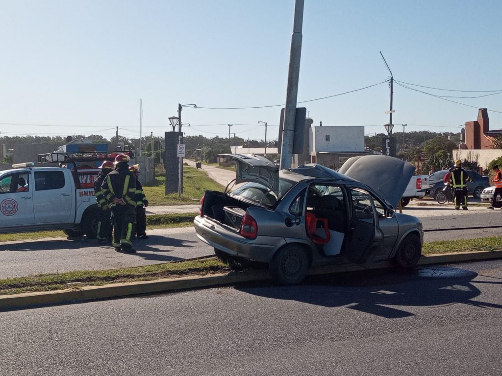 Muere una mujer al despistarse y chocar su auto contra una columna en ...
