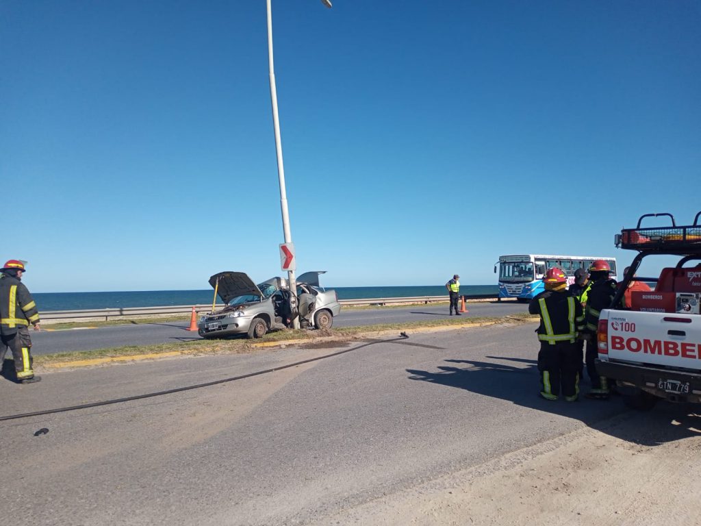 Muere una mujer al despistarse y chocar su auto contra una columna en ...