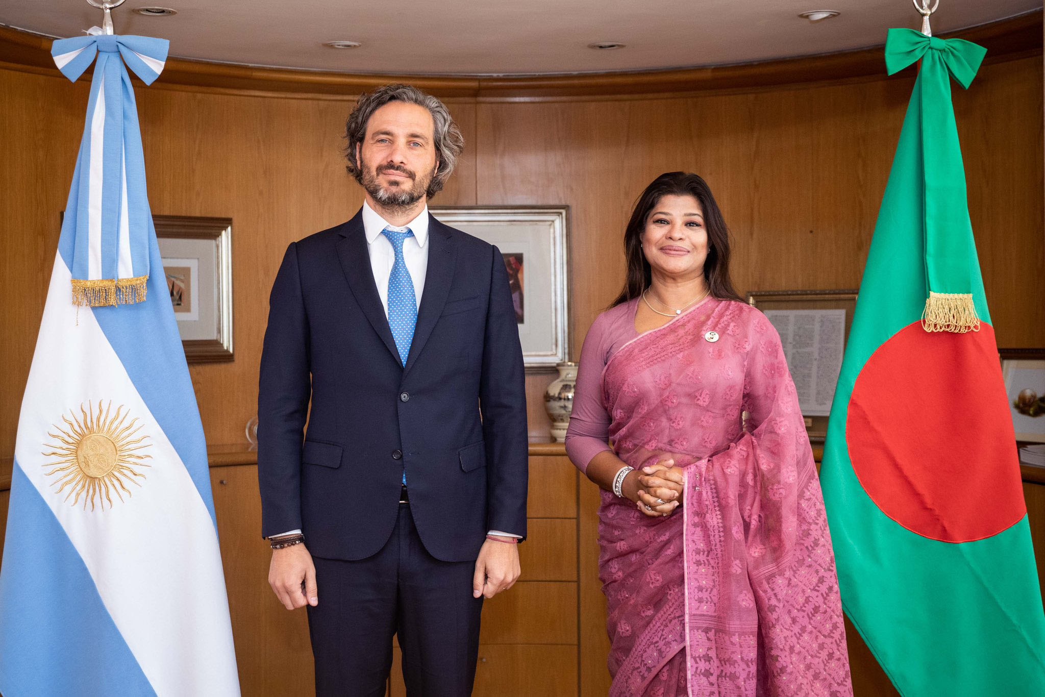 Cafiero recibió en su despacho a la embajadora de Bangladesh en Brasilia -con concurrencia en Argentina-, Sadia Faizunnesa.