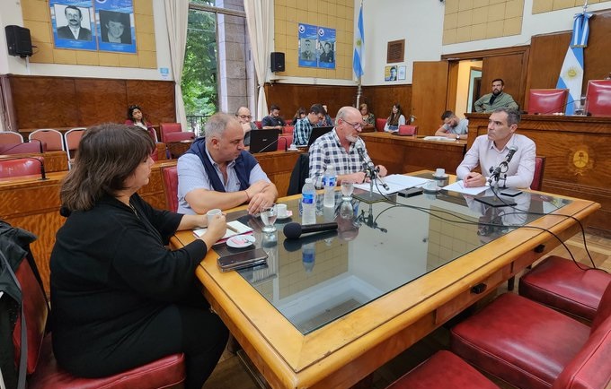 El directorio de OSSE, encabezado por Carlos Katz, asistió el jueves a la reunión de la Comisión de Ambiente del Concejo. Deliberante. 