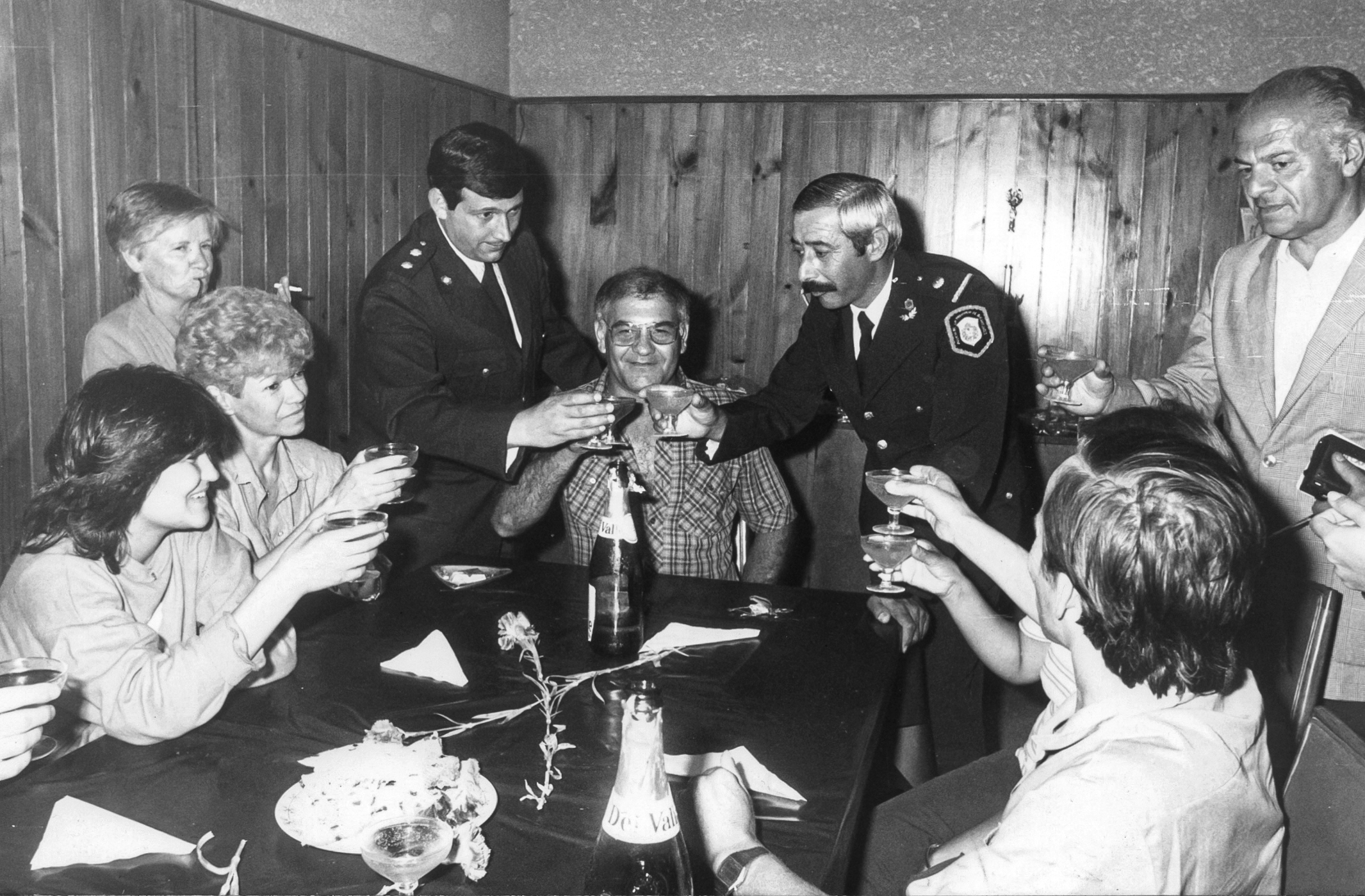 El ingeniero rosarino Eduardo Cuneo, primer turista de 1985, brinda con su familia y los policías del destacamento caminero de Camet.