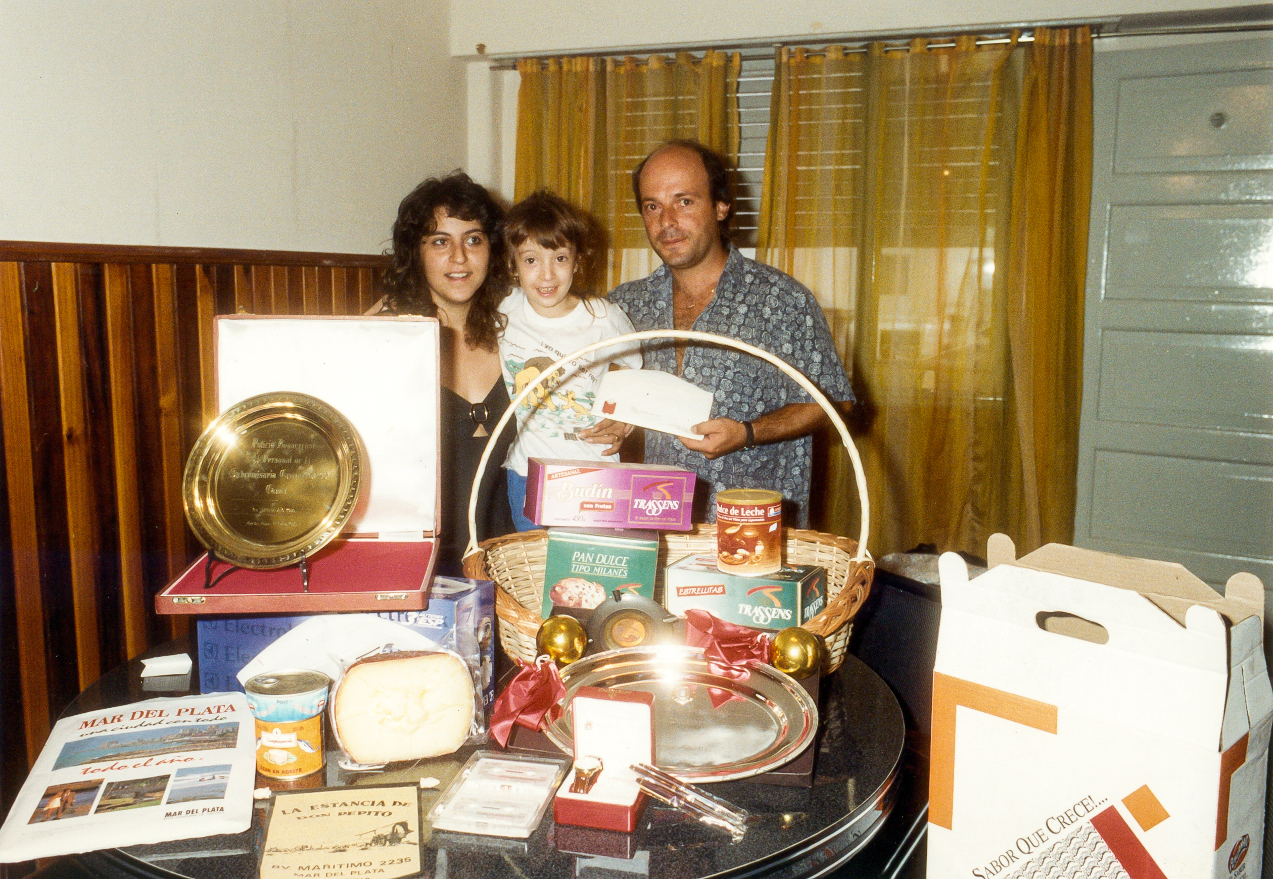 Walter Marciano, junto a su esposa Silvina y su hija Celeste Belén, con los obsequios por ser los primeros turistas de 1995 en Mar del Plata.