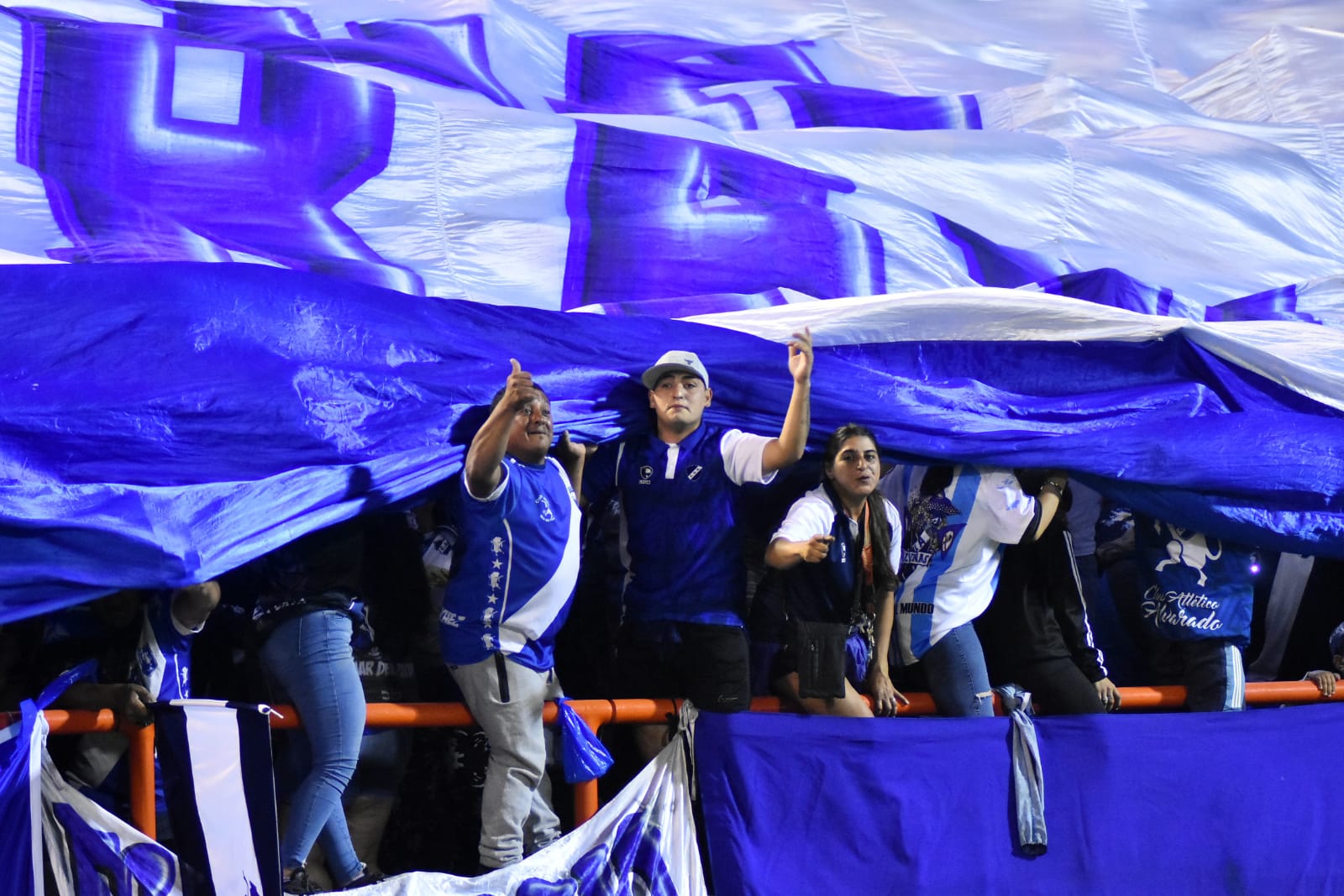 Las Mejores Imágenes De Los Hinchas De Alvarado En El Debut De Su Equipo Diario La Capital De 9525