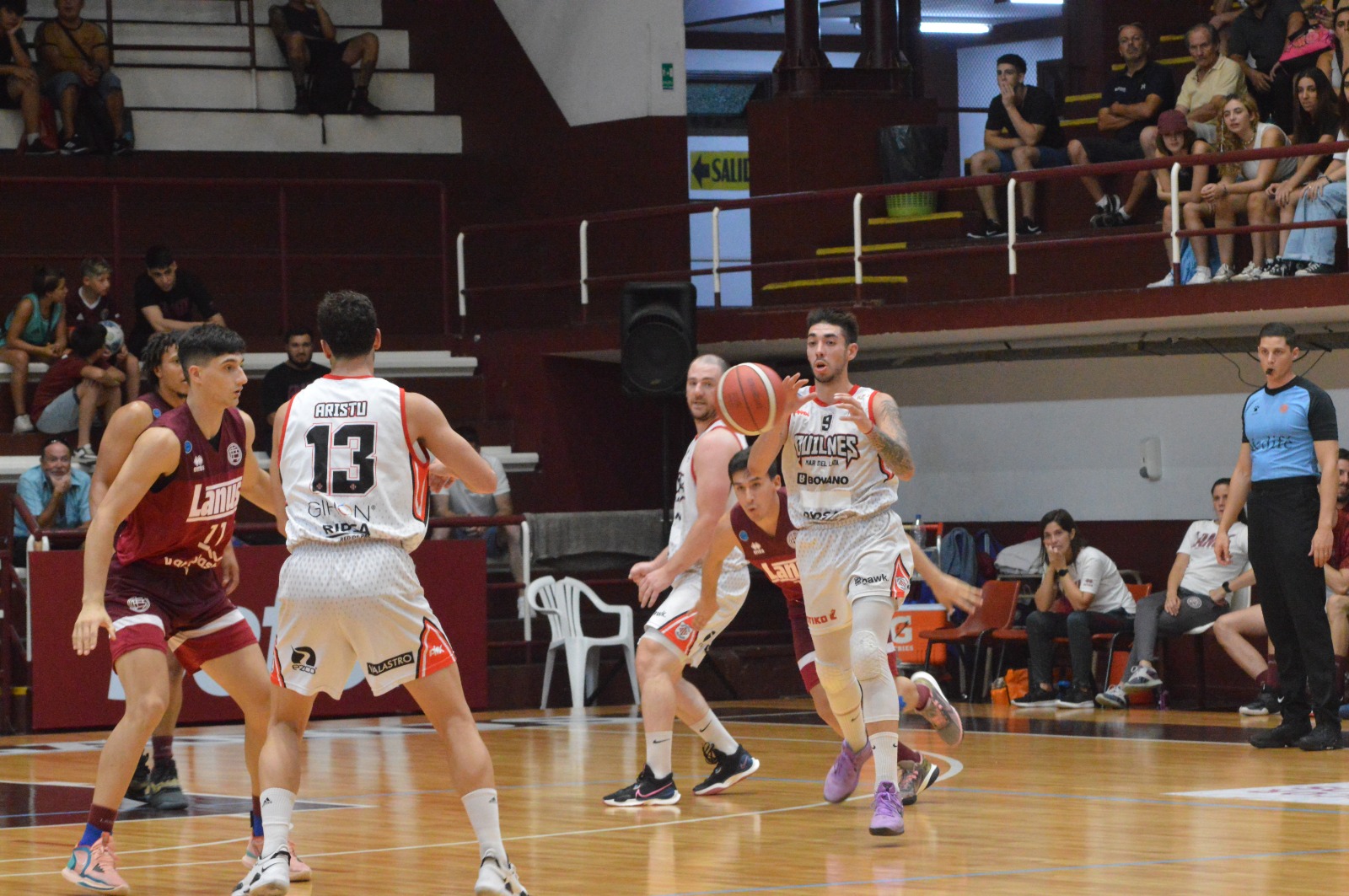 Matías Aristu busca a Ezequiel Dupuy. Quilmes no termina de acomodarse y Lanús le ganó bien (Foto Prensa Lanús).