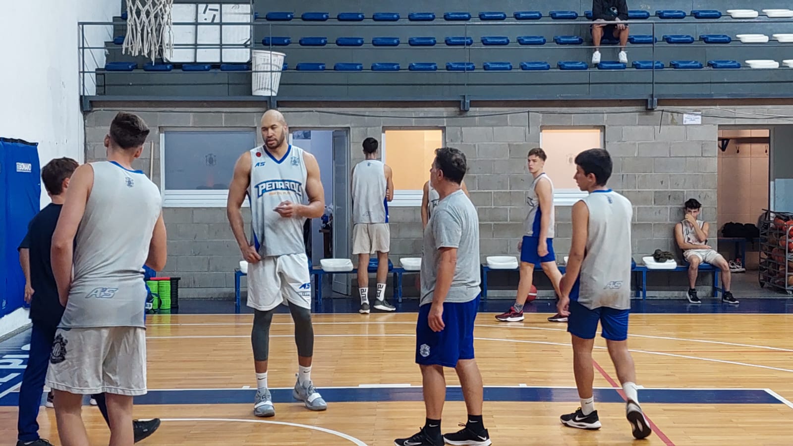 Jerome Jordan dialoga con Adrián Capelli y sus asistentes en el microestadio "Domingo Robles". El jamaiquino de 2,15 metros no se achicó ni un centímetro. Foto Prensa Peñarol