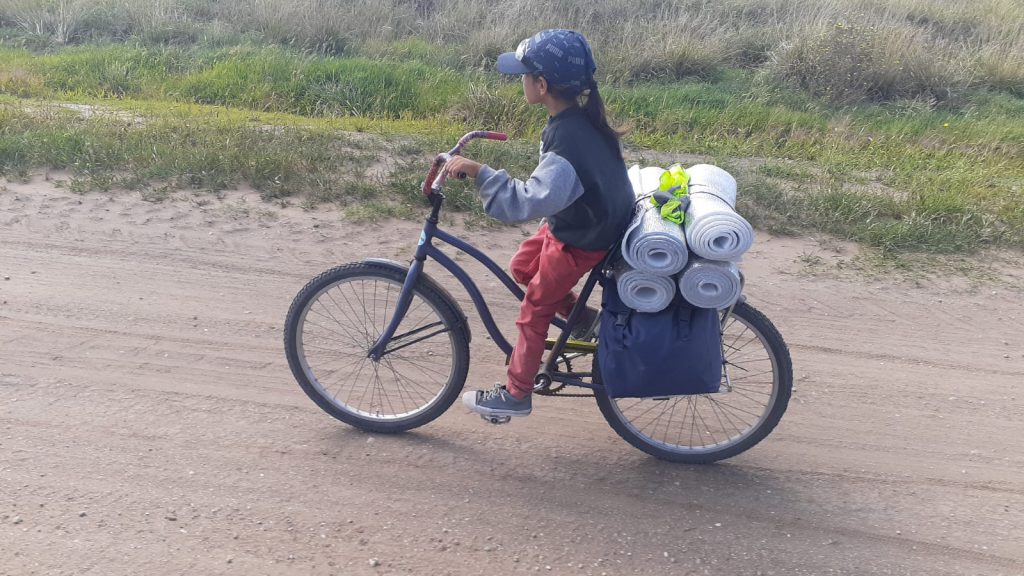 Karen Ibarra, escolta de la bandera, con su bicicleta por los caminos rurales.