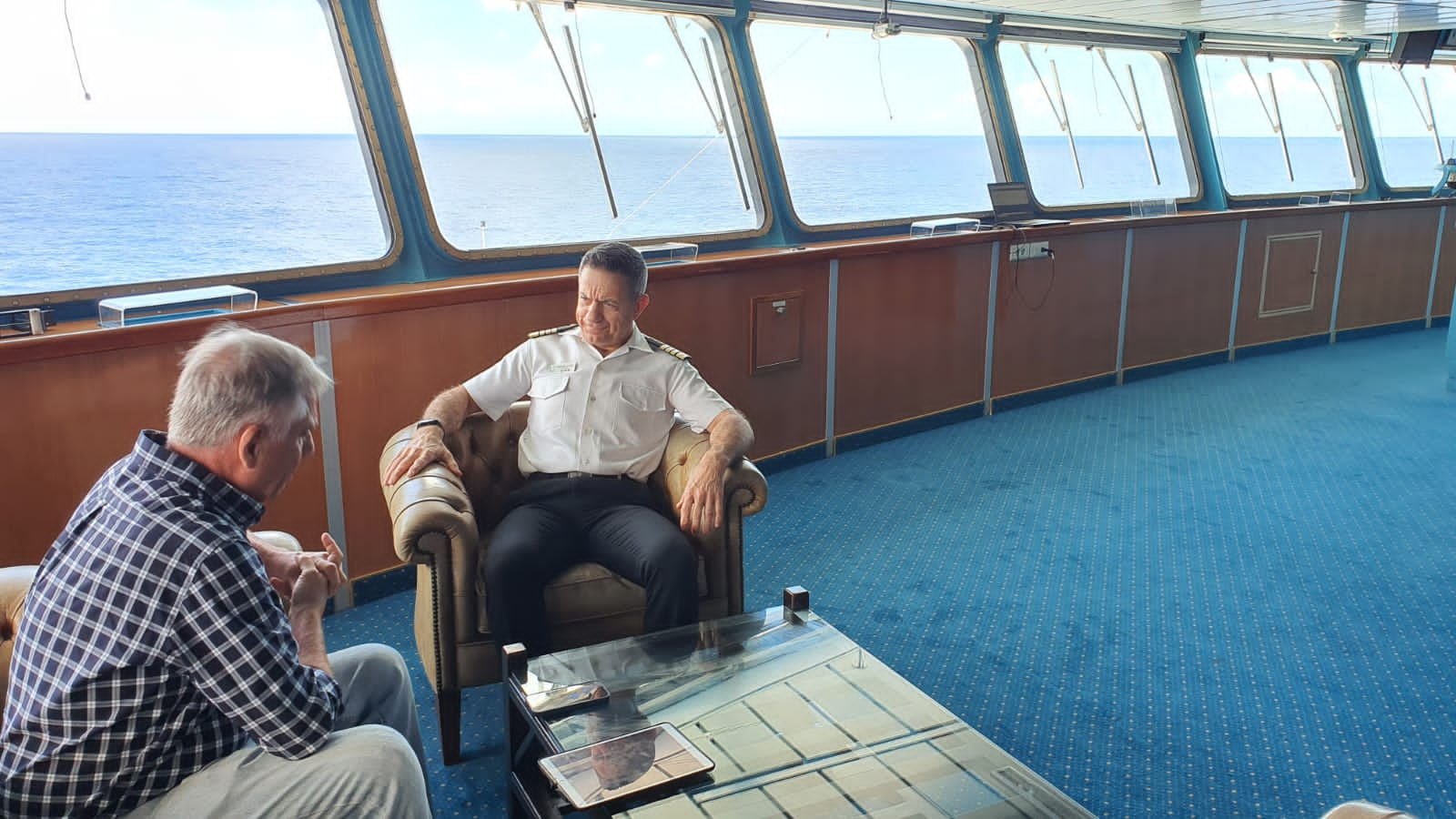 Entrevista al capitán a bordo del crucero.