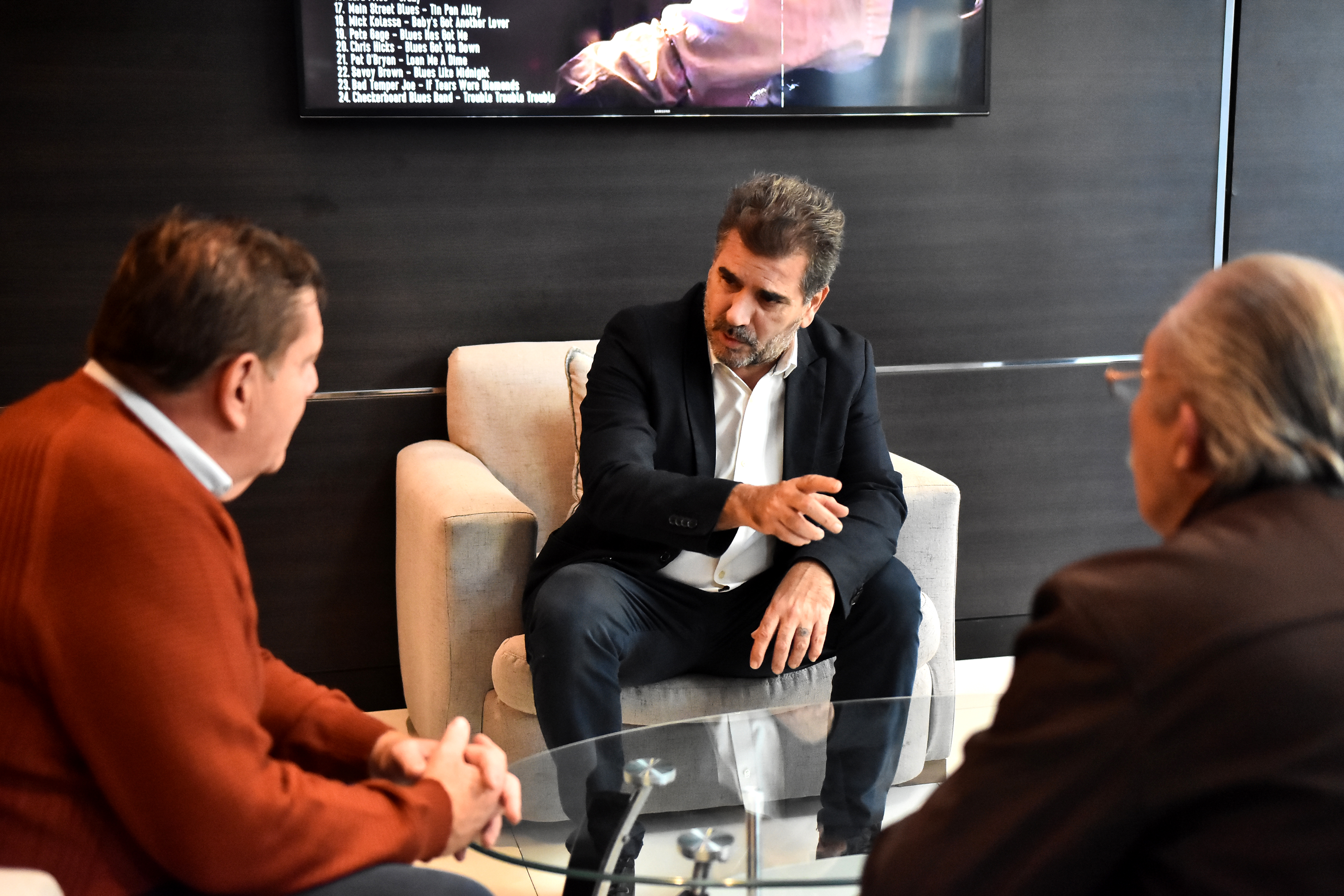 Ritondo dialoga con el intendente Guillermo Montenegro.