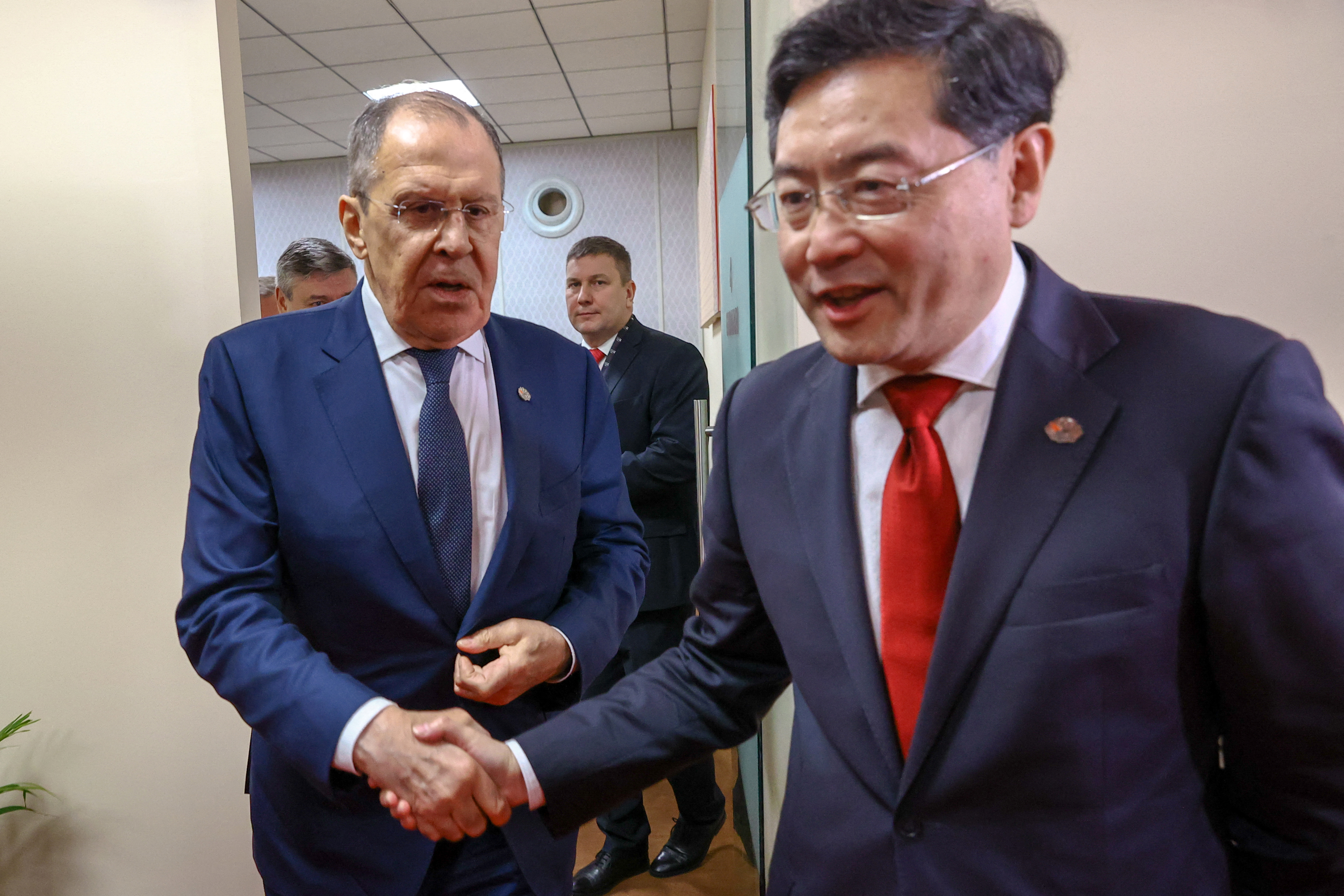 Lavrov (izq) y Qin Gang (der.) "rechazaron unánimemente los intentos de injerencia en los asuntos internos de otros países, de imponer enfoques unilaterales mediante el chantaje y las amenazas", informó la diplomacia rusa en una nota.