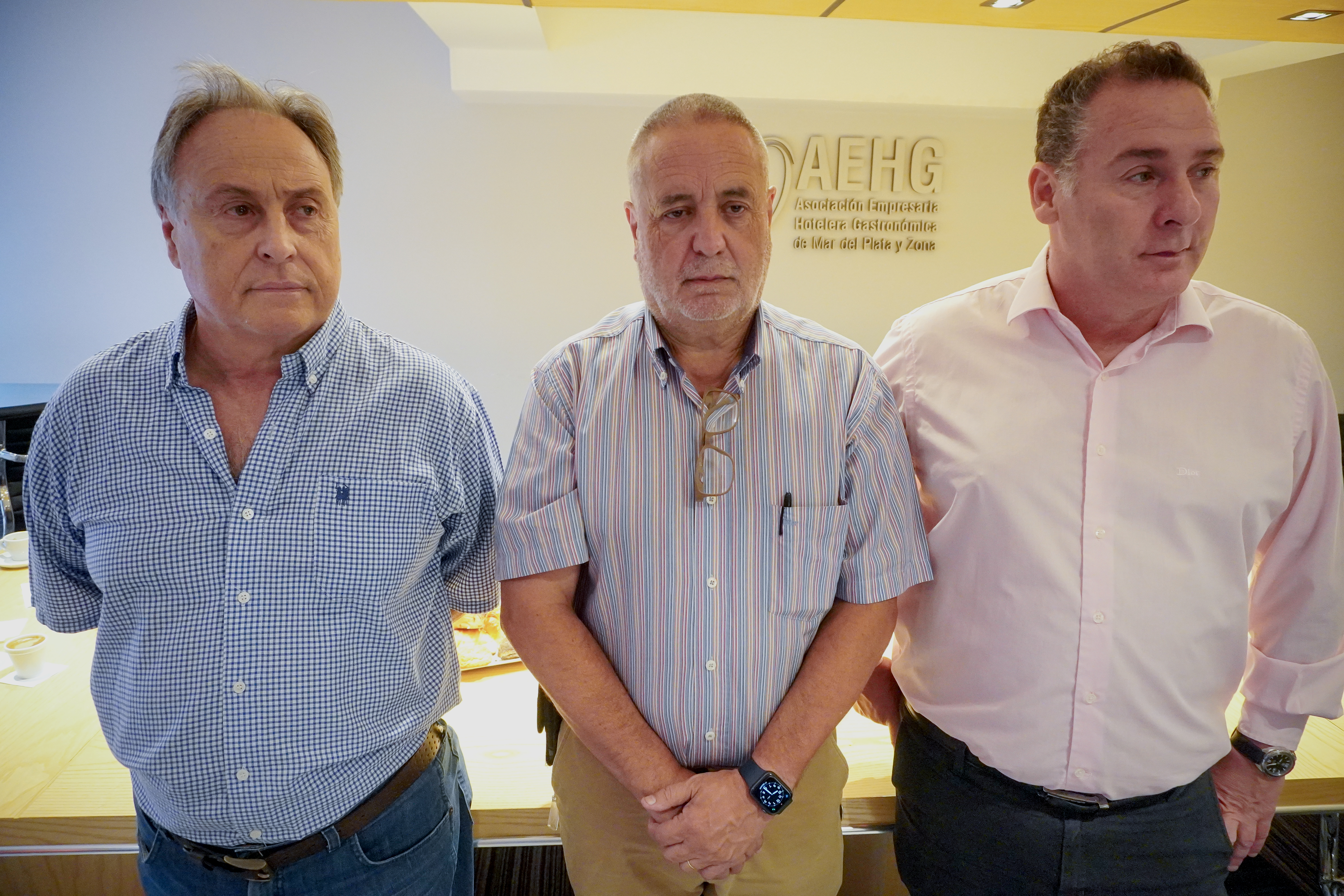 Eduardo Palena, Jesús Osorno y Hernán Hernán Szkrohal, representantes de la Asociación Empresaria Hotelera Gastronómica.