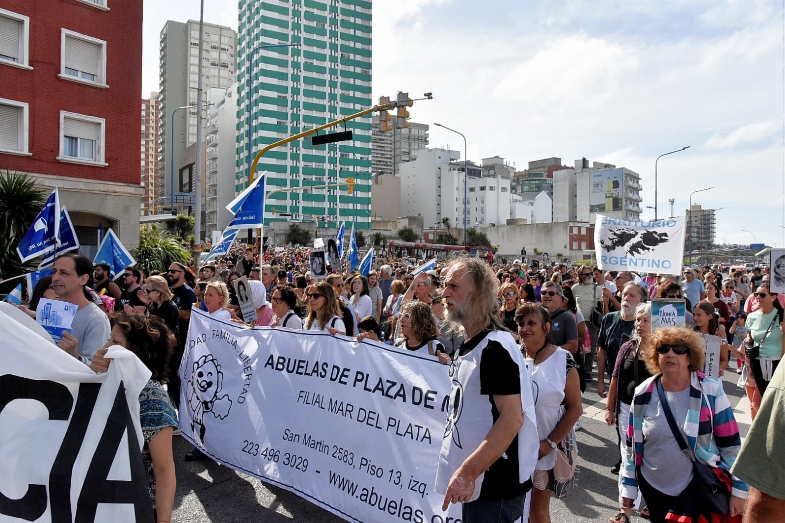 Una multitud se moviliza en el centro marplatense. Foto: Diego Romero.