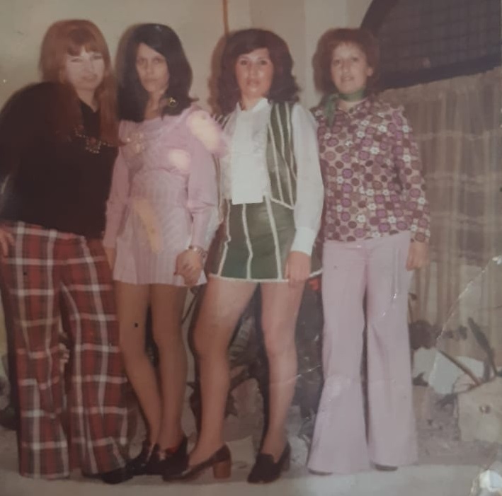 Margarita como copera en los '70. Es la primera de blusa negra.