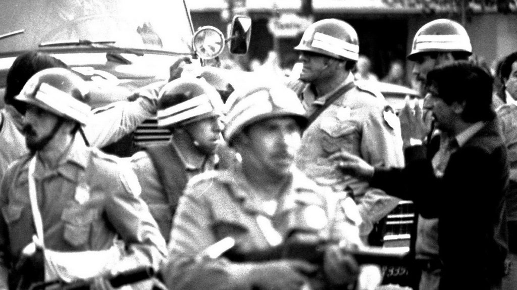 Raúl Muñoz del Sindicato del Calzado (a la derecha) en una de las tensos cruces con la policía que se registraron el 30 de marzo de 1982.