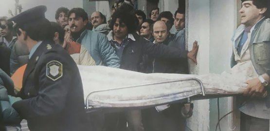 El cadáver del Tarta Lozada es retirado por personal policial. Foto coloreada en Palette.fm