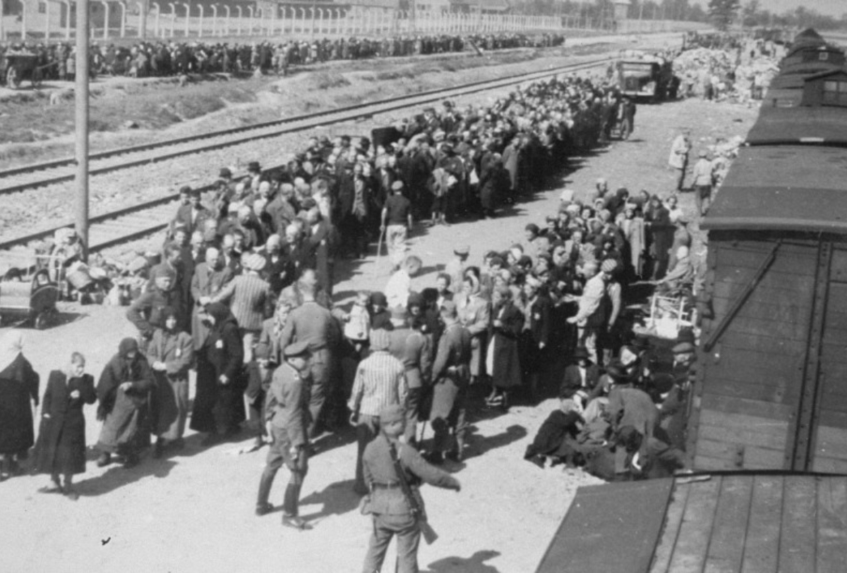 La selección de judíos húngaros en el campo de exterminio de Auschwitz-Birkenau, mayo de 1944. Foto: USHMM.ORG | Yad Vashem | Archivo.