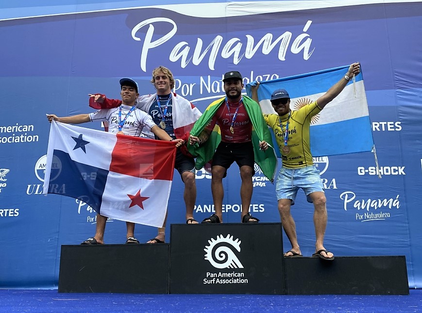 Foto: Fernando Cataldo - @latinwave.cl El podio del surf masculino, con Lele Usuna.