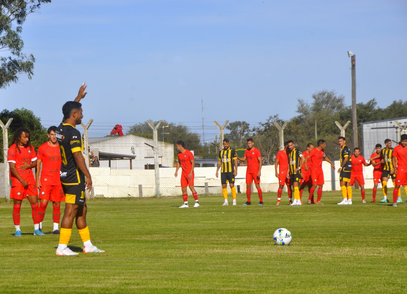 Foto: Gentileza Martín Angelini. 
Olimpo prepara una jugada ensayada. Los bahienses fueron superiores en Otamendi.