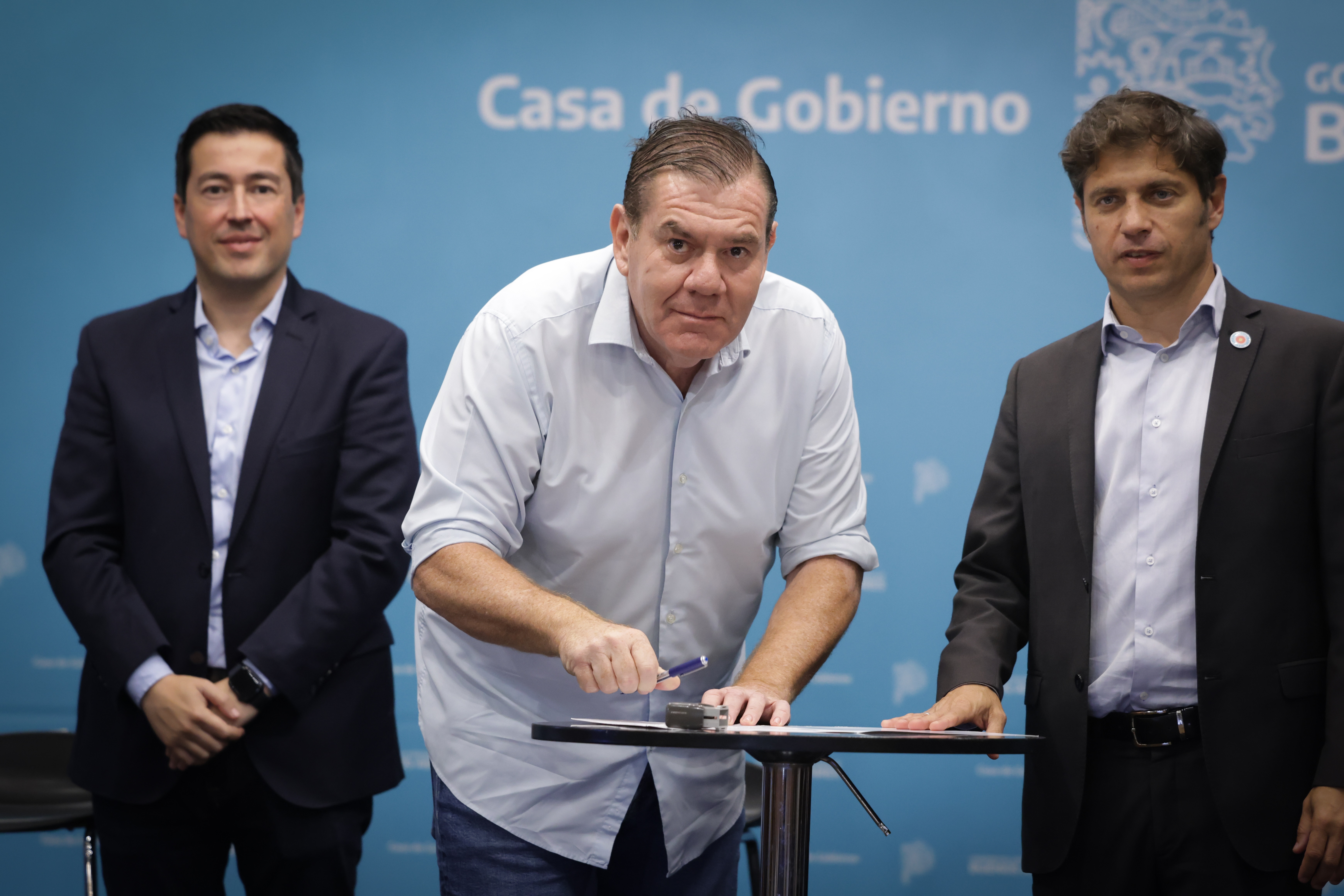 Montenegro firmó el lunes el convenio mediante el que la Provincia envía cerca de $ 1500 millones a Mar del Plata. Ni él ni Kicillof sonrieron para la foto. 