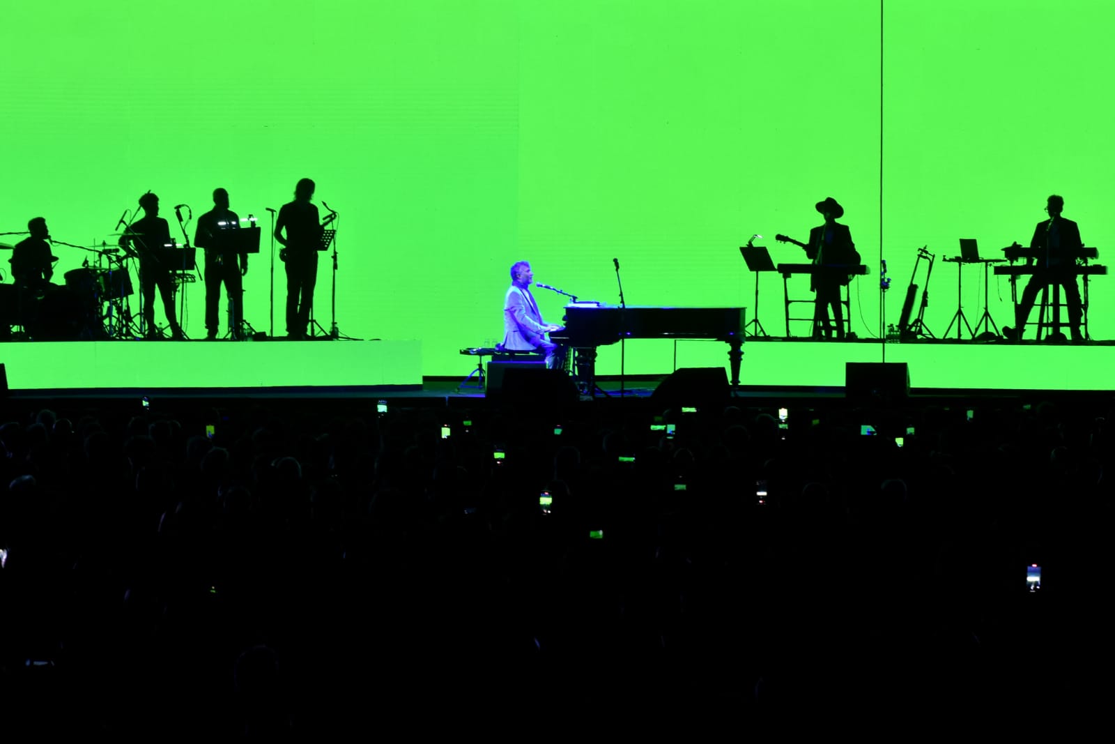 A contraluz, la banda y Fito Páez en el inicio del show. 
FOTOS MAURICIO ARDUIN