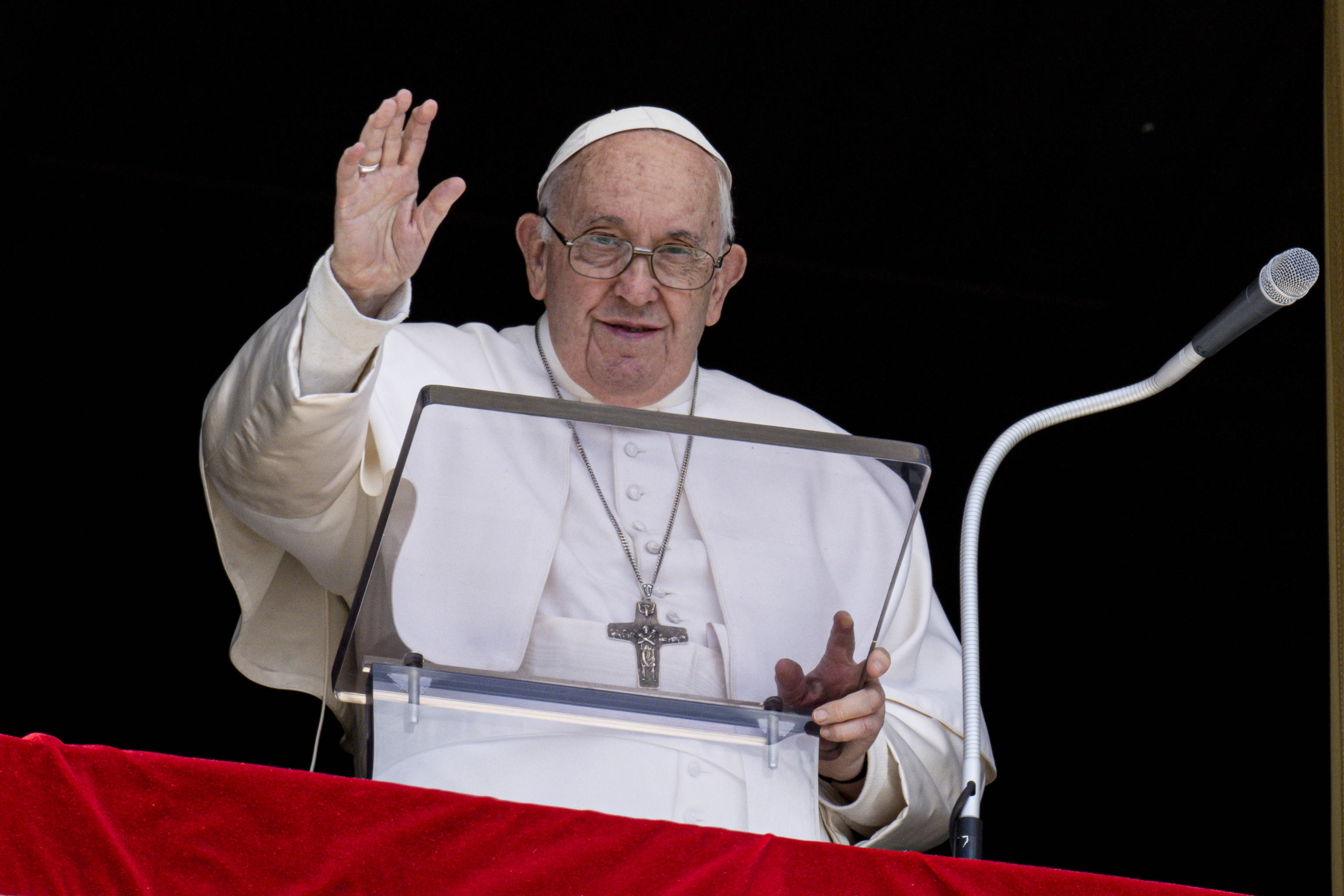 El papa durante la oración del Regina Coeli desde la ventana de su despacho con vistas a la Plaza de San Pedro en la Ciudad del Vaticano. Foto: EFE.