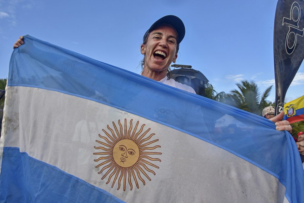 Foto: pasasurf.org Juliana González con la bandera argentina.