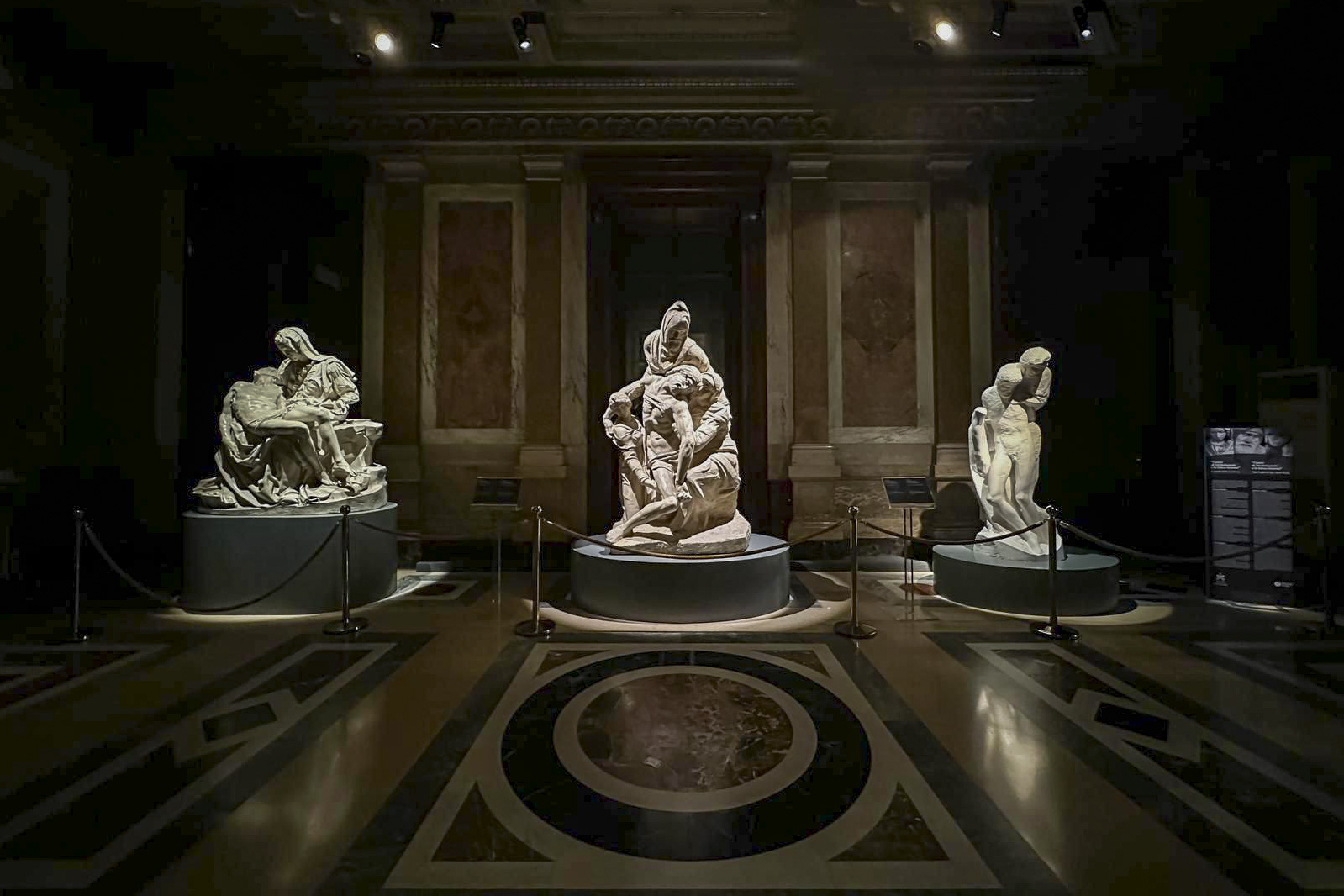 Los tres calcos de yeso realizados por Miguel Angel entre los siglos XIX y XX de sus famosas representaciones de la Piedad: la Vaticana, la Bandini y la Rondanini". Foto: EFE | Museos Vaticanos.