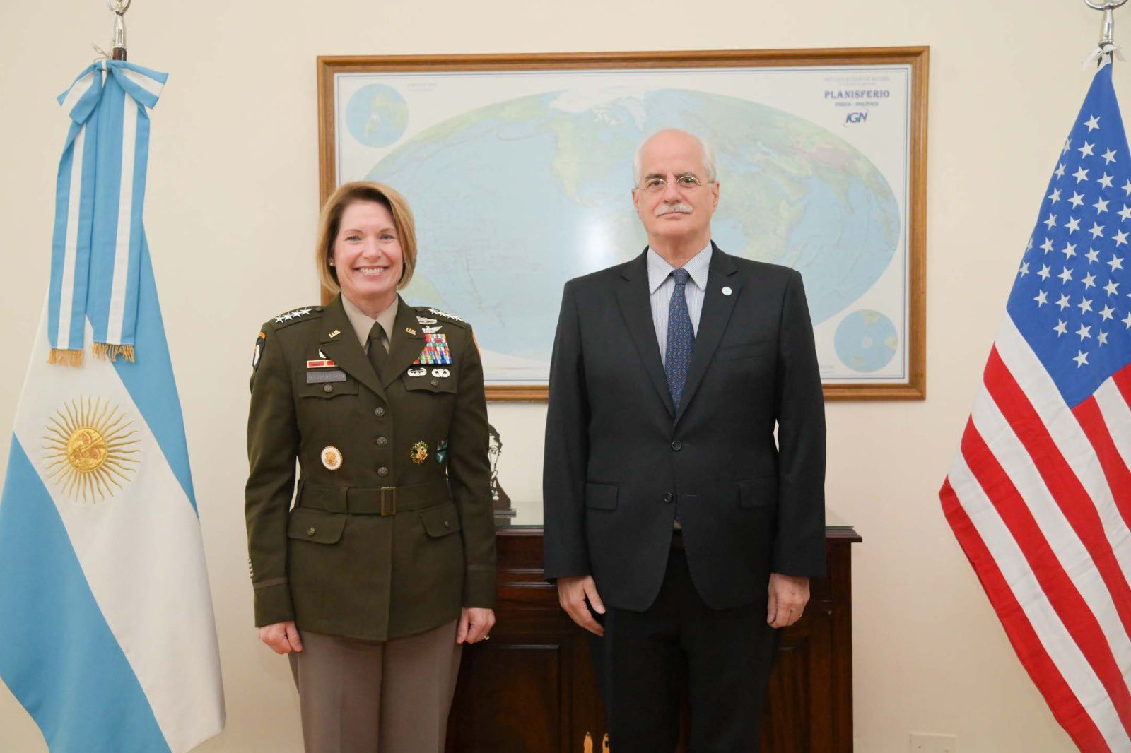 La general Laura Richardson se reunió con el ministro Taiana para dialogar sobre estrategias de cooperación en áreas de interés común.
