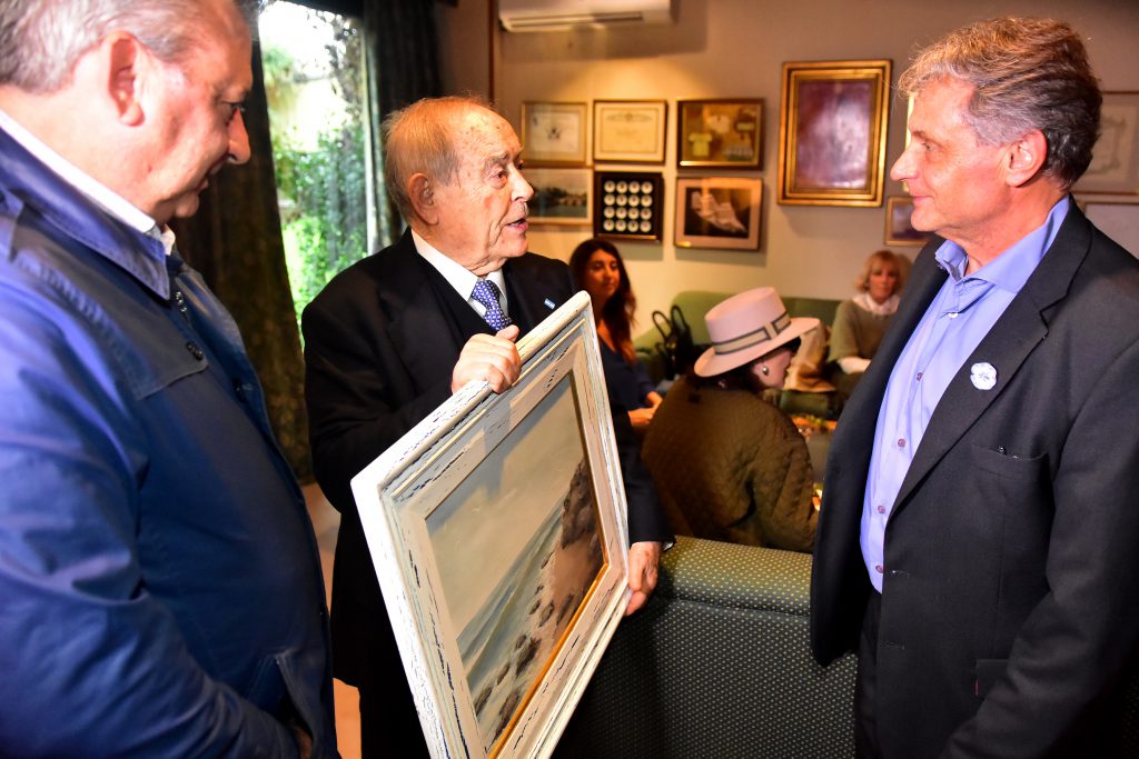 El mercantil Guillermo Bianchi le regaló un cuadro a Florencio Aldrey. El exintendente Gustavo Pulti compartió el momento. 