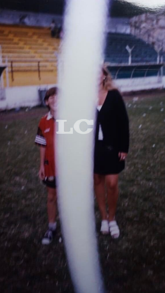 La foto original de Messi con la desconocida mujer en la vieja "Cantera" de Aldosivi.