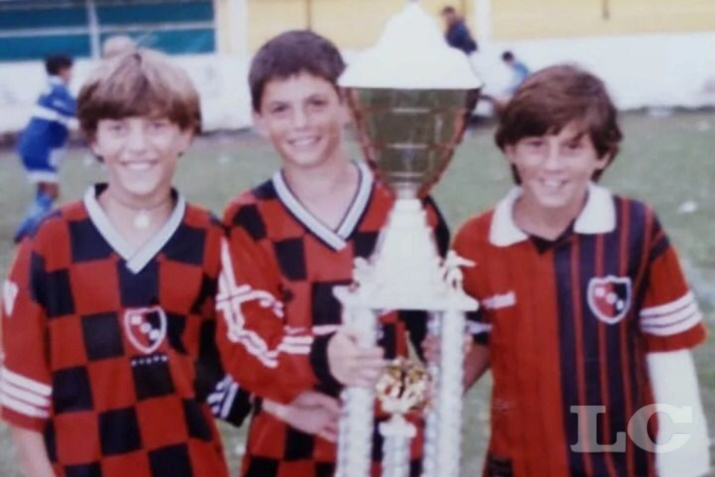 Lionel Messi junto a Bruno Milanesio (centro) y Franco Casanovas, dos de sus compañeros de las inferiores de Newell's.