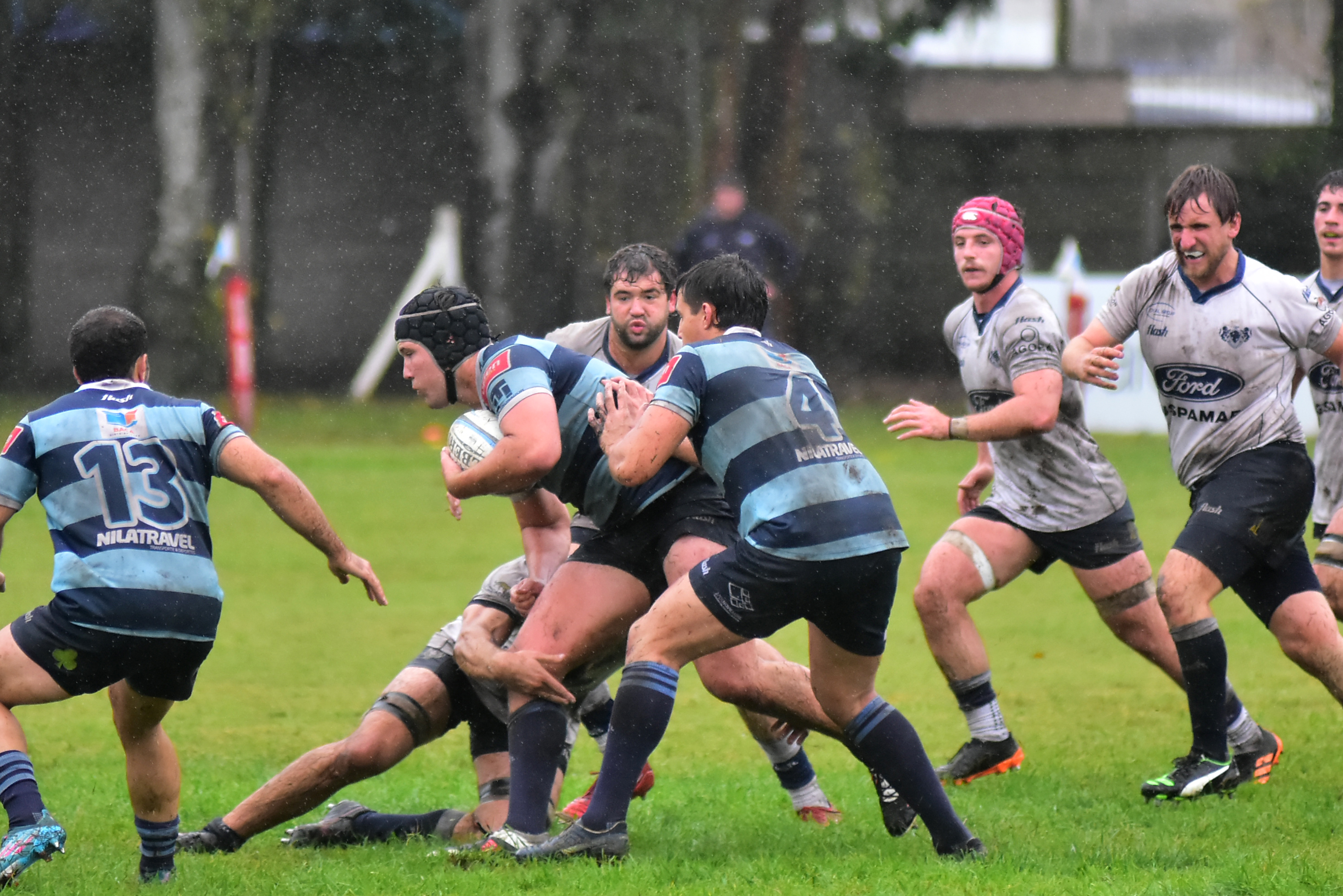 Bajo la lluvia, Universitario y Sociedad Sportiva jugaron un partido atractivo que se definió en favor de los bahienses.