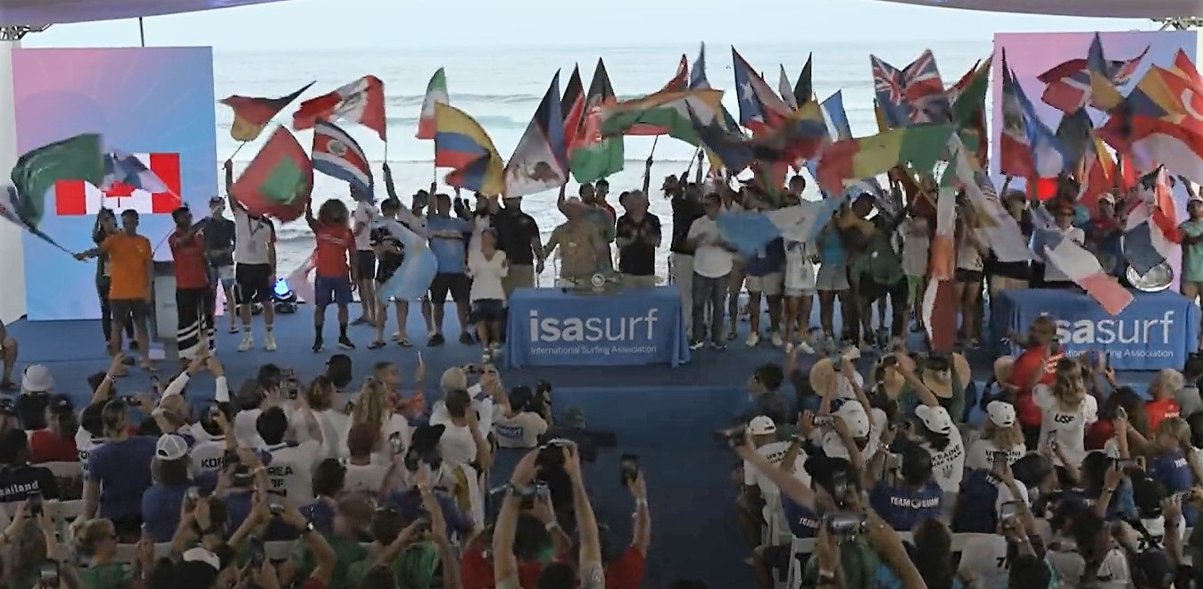 Banderas al viento en la ceremonia de apertura. Arranca el Mundial de surf en El Salvador.