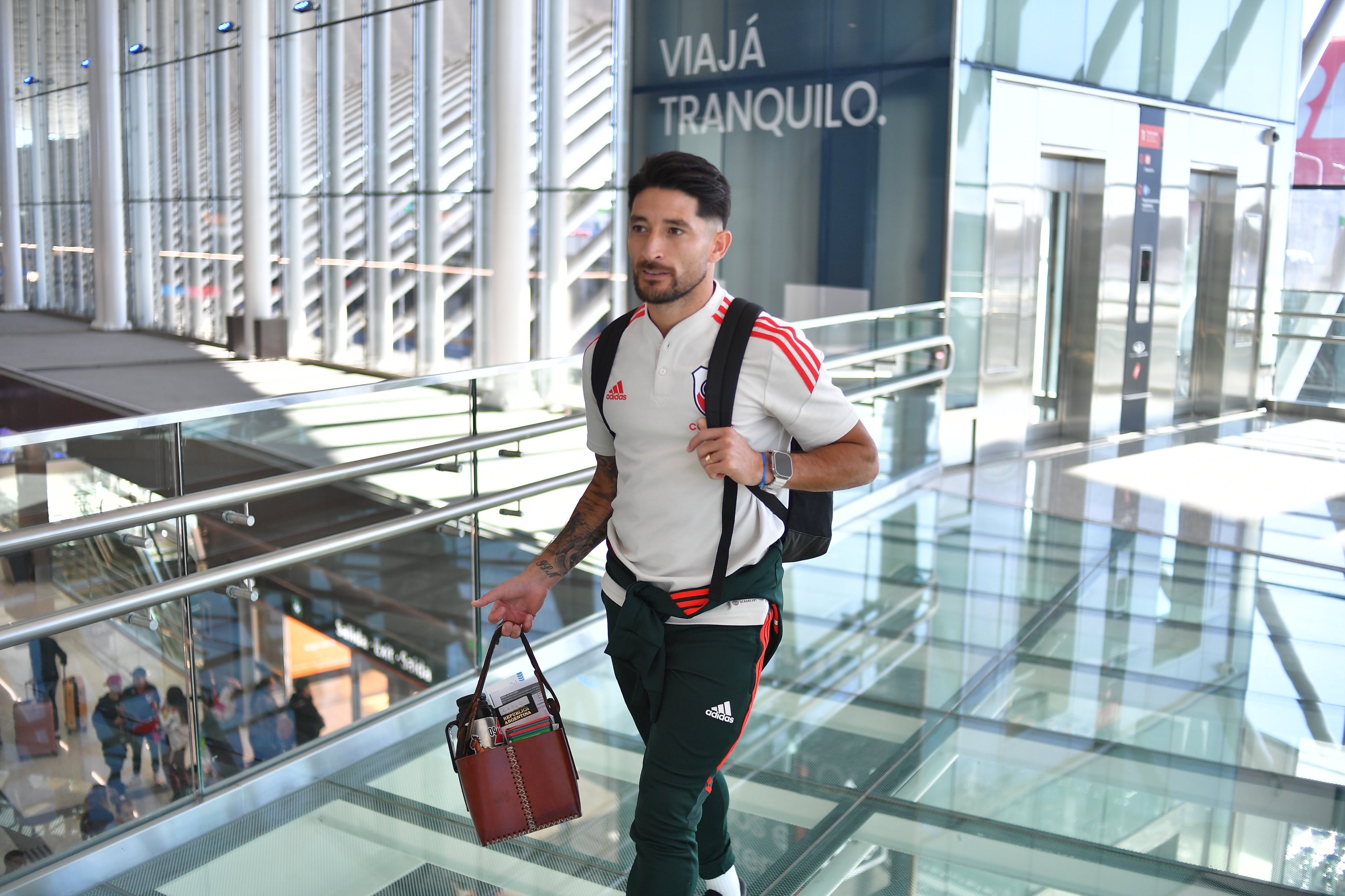Casco al momento de abordar el avión con destino a Río de Janeiro. Milton es uno de los puntos altos de este River (Foto prensa River Plate).