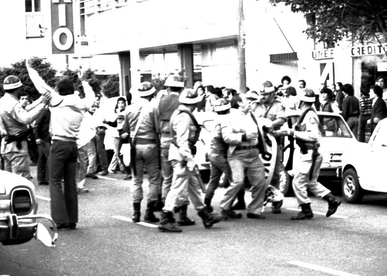 Salvador Franco, del Sindicato de Pasteleros, es reducido y golpeado en avenida Independencia. A la izquierda, con los brazos en alto, Hugo Moyano.