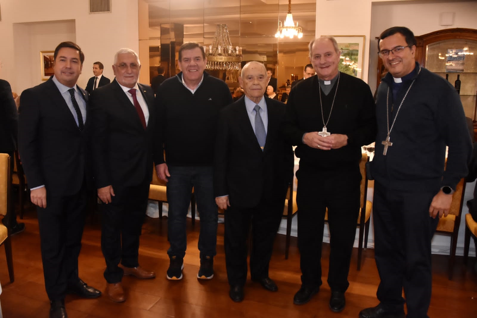 Las autoridades eclesiásticas compartieron una cena en el Hermitage Hotel. Participaron entre otros el intendente Guillermo Montenegro, el empresario Florencio Aldrey y Blas Taladrid. 