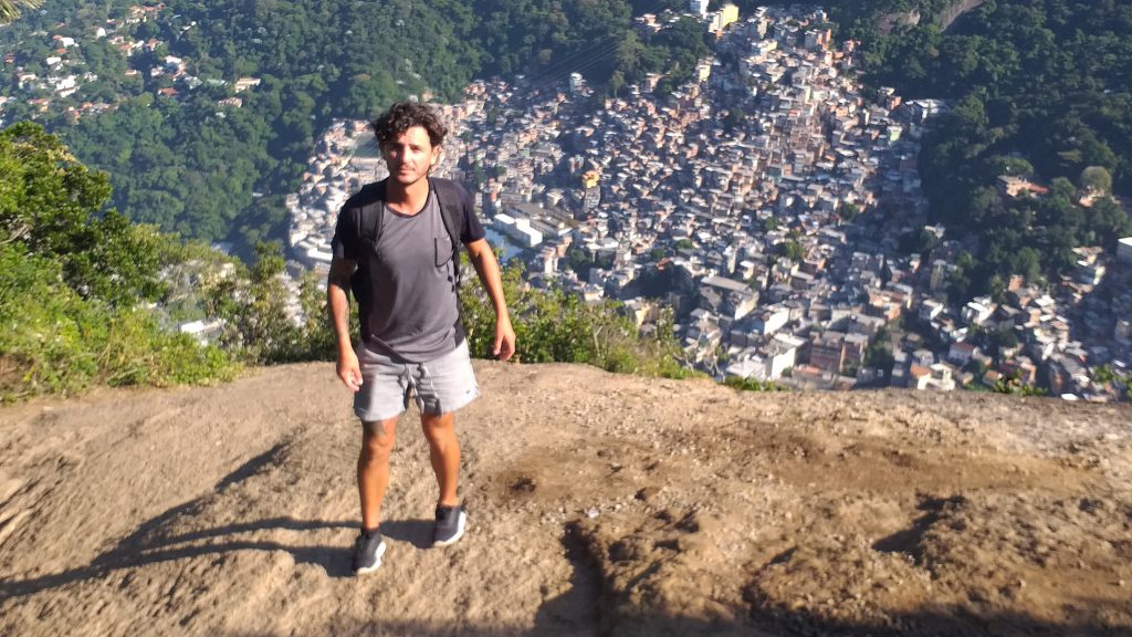 Fernando Gómez Kostecki, el chaqueño que se radicó en Río, vive en la favela y conduce las visitas guiadas.
