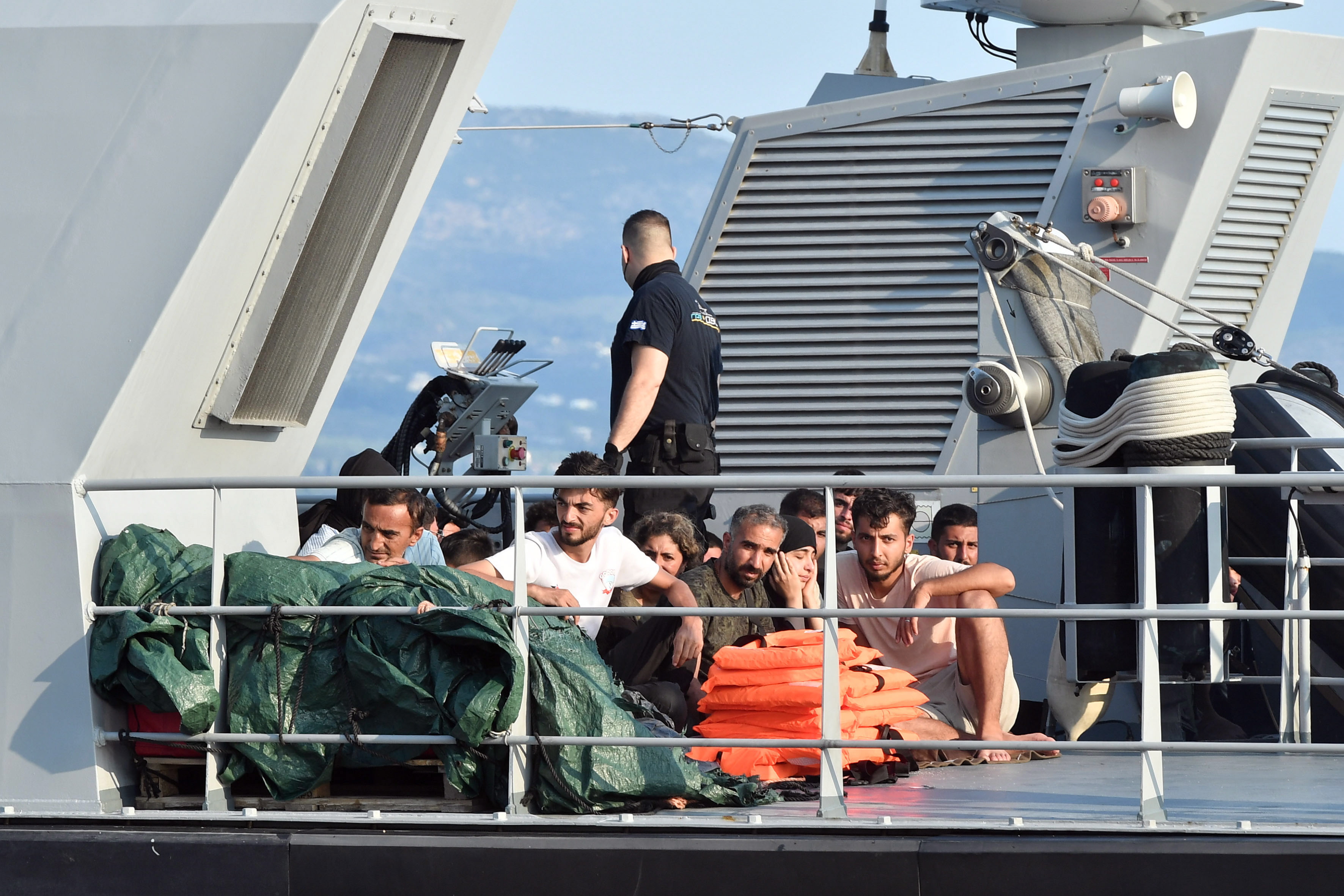 Migrantes a bordo de un buque de la Guardia Costera llegan a puerto en Kalamata, Peloponeso, Grecia. Foto: EFE | EPA | Nikitas Kotsiaris.