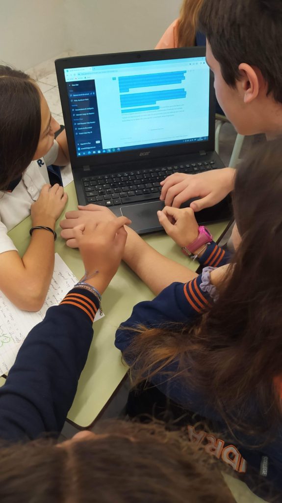 Estudiantes usando ChatGPT para la realización de una actividad en el marco de una clase de Prácticas del Lenguaje dictada por Castro.