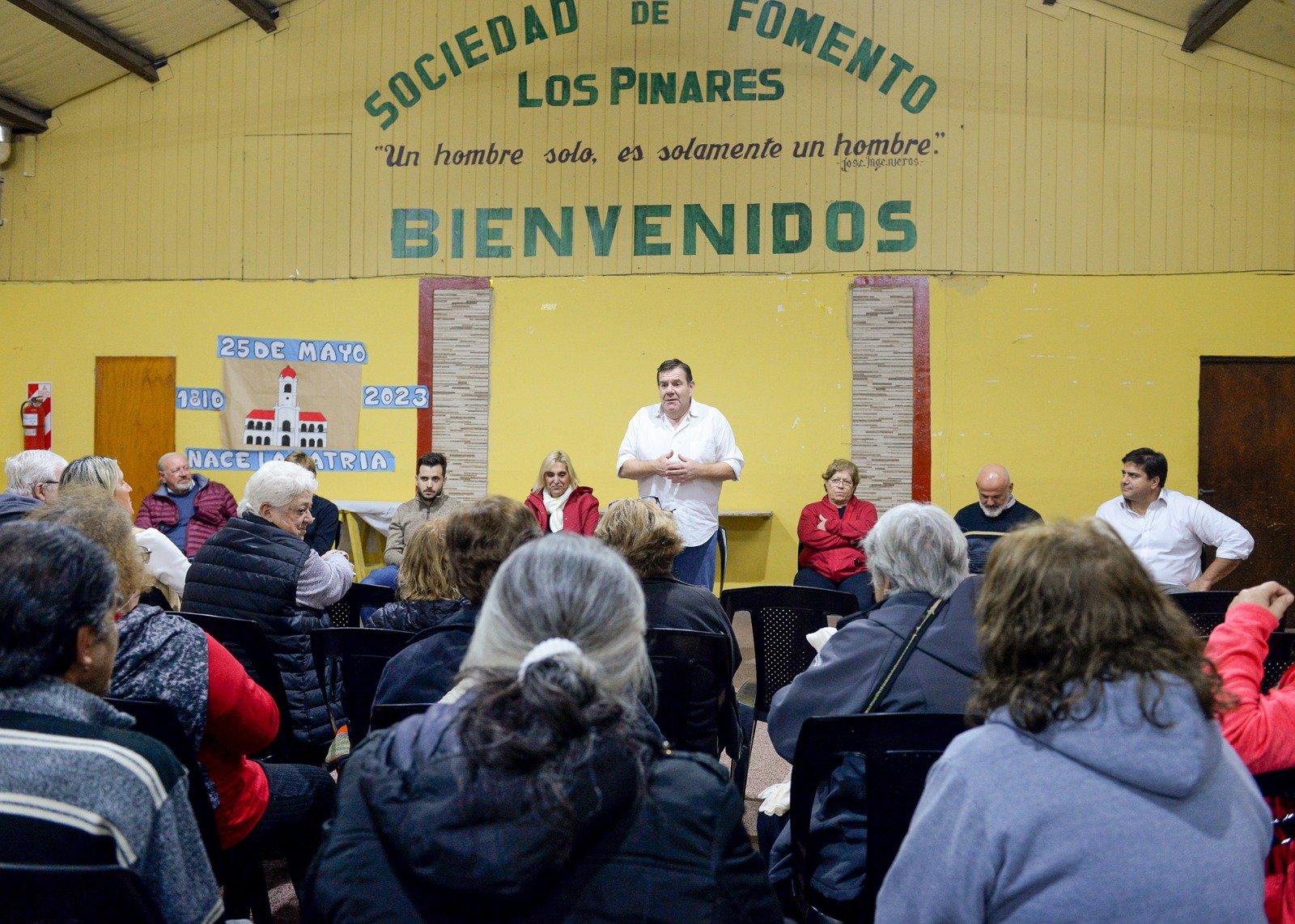 El intendente Guillermo Montenegro, en una reunión con vecinos del barrio Los Pinares. 