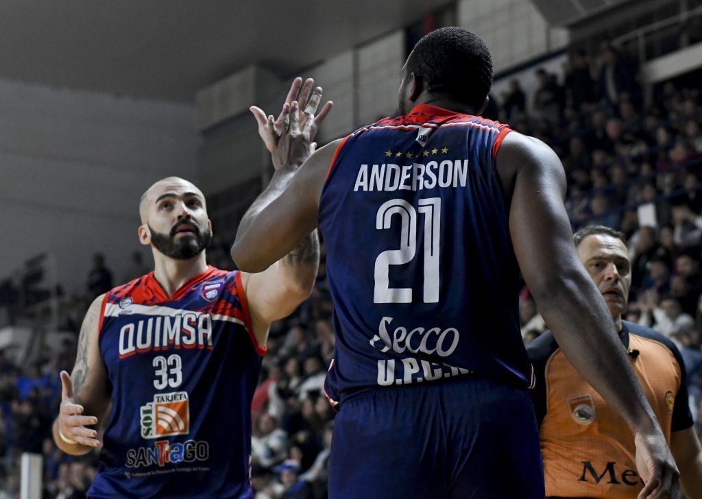 Foto: Matías García/LNB. Fabián Ramírez Barrios saluda a Eric Anderson, la gran figura del campeón.