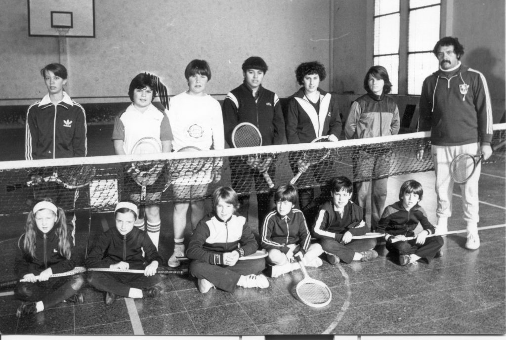 Grupo de jóvenes tenistas de Alvarado en 1981.