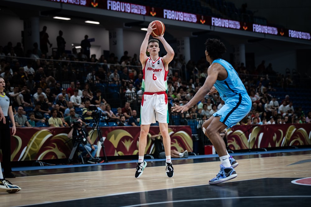 Lanza desde lejos Robert Meslenyi. Los húngaros tuvieorn un positivo 37% de tres puntos. Foto: FIBA