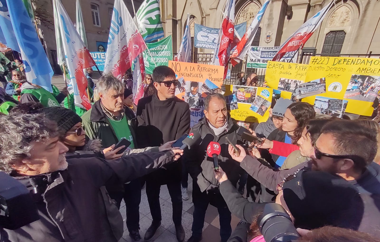 Pedro Sanllorenti (ADUM), Ezequiel Navarro (ATE) y Gustavo Santos Ibáñez (Suteba), en la movilización de este jueves en Mar del Plata.