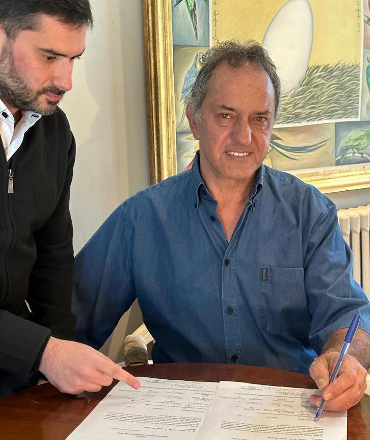 Daniel Scioli firmó su precandidatura presidencial. 