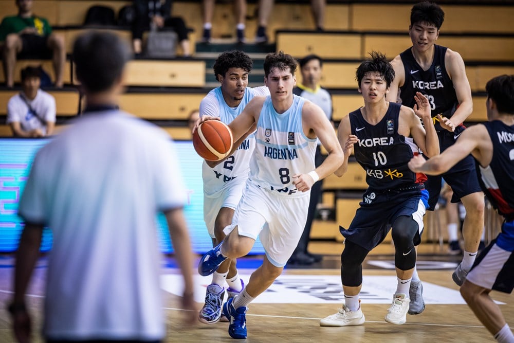 Lucas Fresno encabeza una réplica. El marplatense fue titular y además cerró el juego. Foto: FIBA.