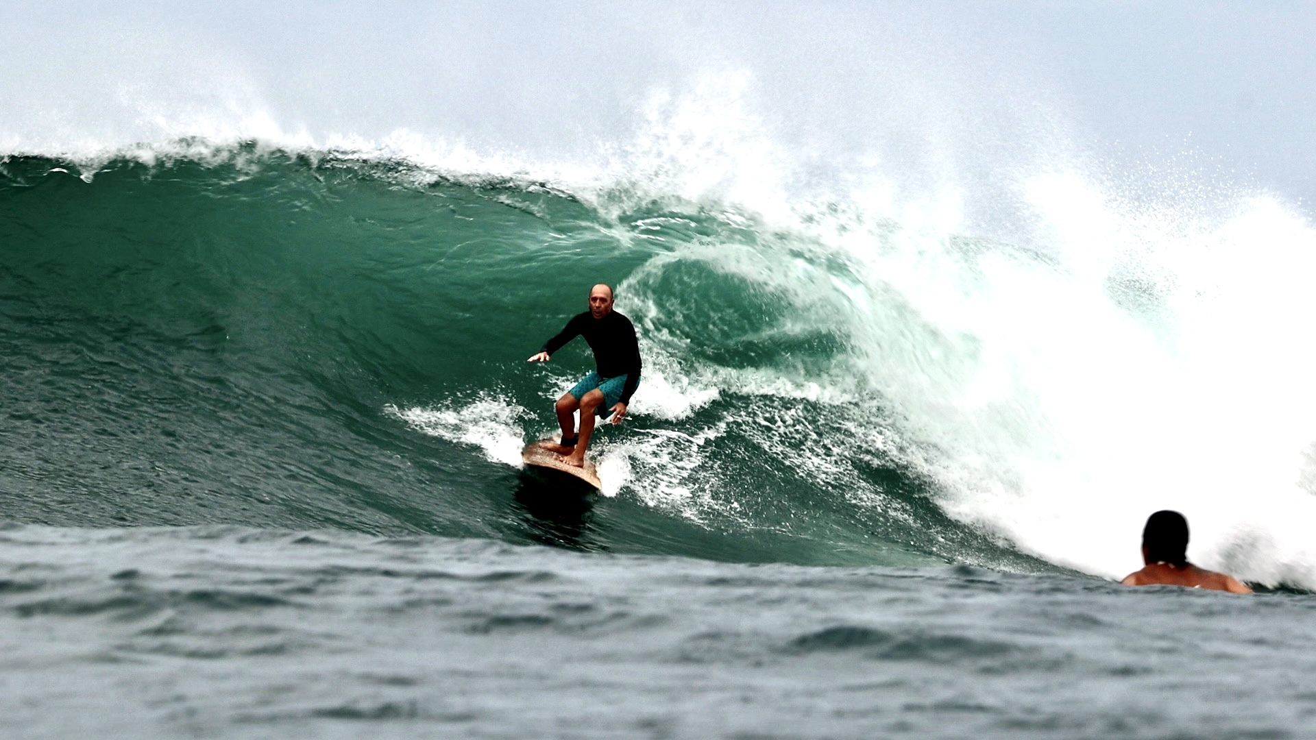 El marplatense sigue surfeando seguido a los 65 años.