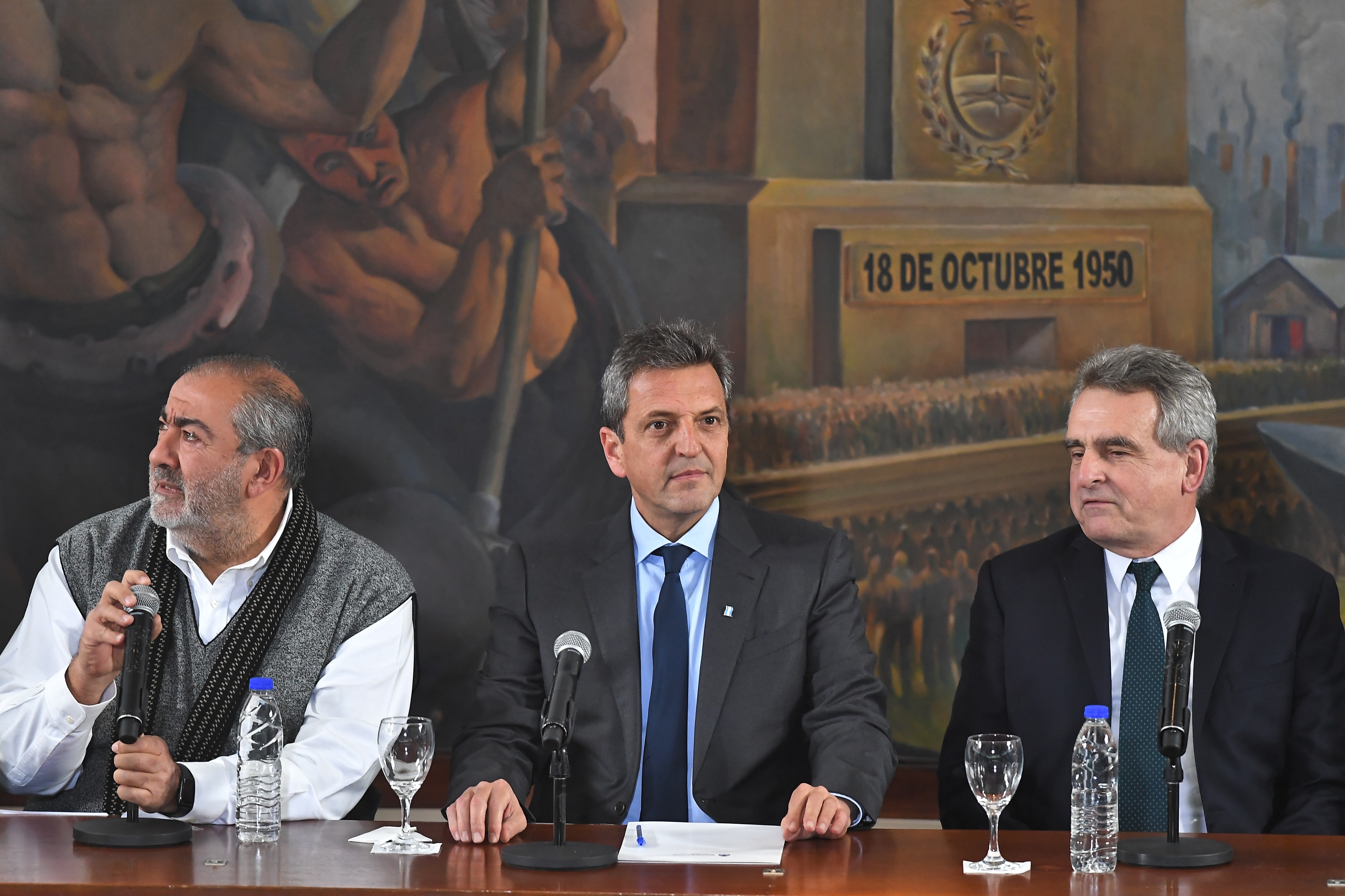 El ministro de Economía y precandidato a presidente de Unión por la Patria (UxP), Sergio Massa, llegó a la sede de la Confederación General del Trabajo (CGT) junto a su compañero de fórmula, Agustín Rossi, donde ambos mantendrán una reunión con la cúpula de la central obrera.