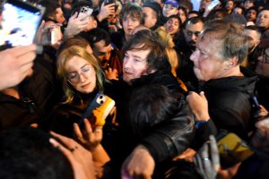 Milei entre la gente en la plaza del Agua.